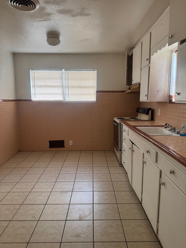 Building Photo - Large 2bedrooms 1bathroom bills separated ...
