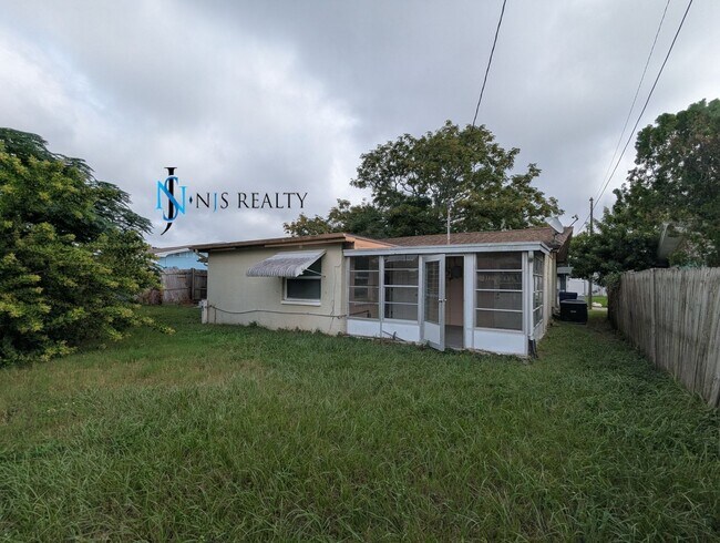Building Photo - Beautiful, open floorplan 3/2/1 1100 Sq. F...
