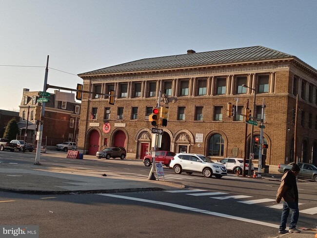 Building Photo - 2126 W Erie Ave