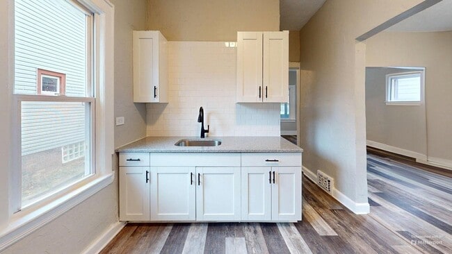 Building Photo - Edgewater Neighborhood - 3 bedroom - 2 Bat...