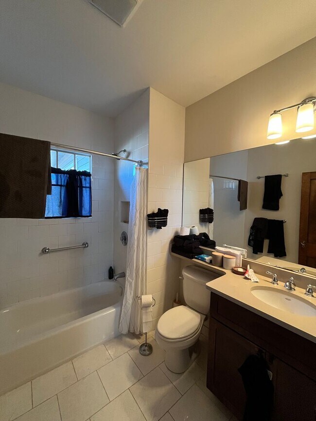 Building Photo - Charming Home in Belmont-Hillsboro Neighborhood, minutes to Vandy and Belmont, Fenced Yard