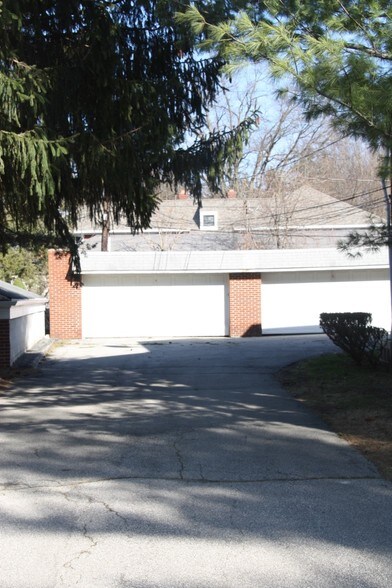 Building Photo - 2142 Collinway St