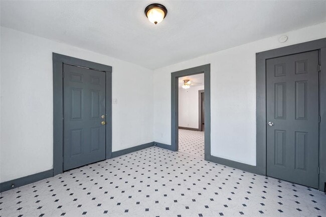 Building Photo - 2528 Campbell St