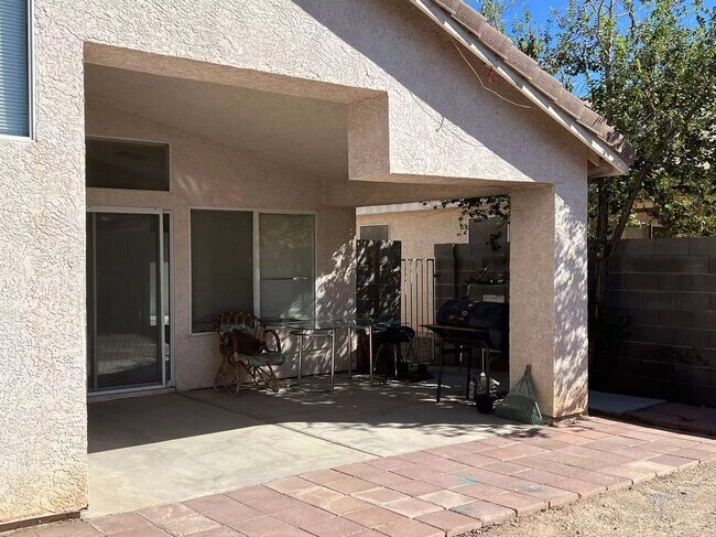 Building Photo - 3639 Russian Olive St