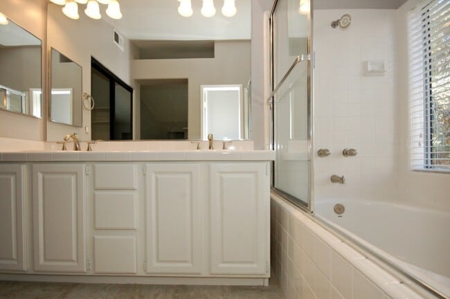 Building Photo - Lovely 3BR/2.5BA Home with Gorgeous Featur...