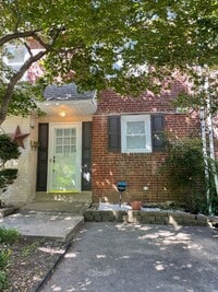 Building Photo - Renovated 3BR/1BA Townhouse in Edgemoor Gardens!