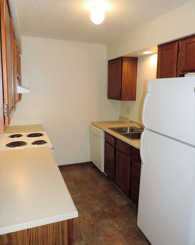 Building Photo - $1,195 | 3 Bedroom, 1 Bathroom 2nd Floor A...