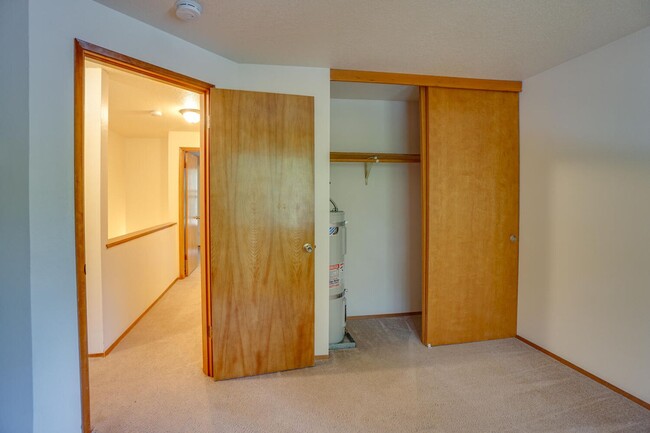 Building Photo - December Rent Free! Fanno Creek Condo - Lo...