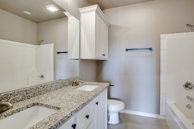 Building Photo - 3/2/2 duplex located in Highland Heights!!