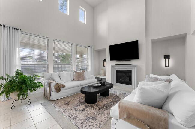 Building Photo - 15026 La Strada Dr