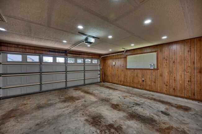 Building Photo - 1600 Pecan St