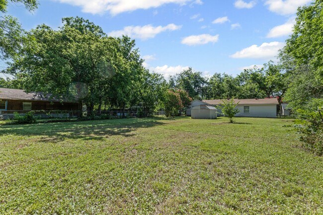 Building Photo - Charming in Cleburne!
