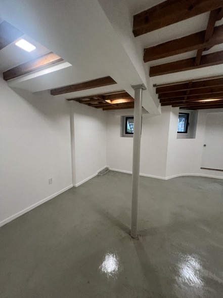 Building Photo - 68-33 64th Pl