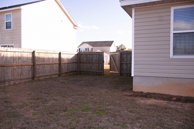 Building Photo - 228 Lockwood Way E