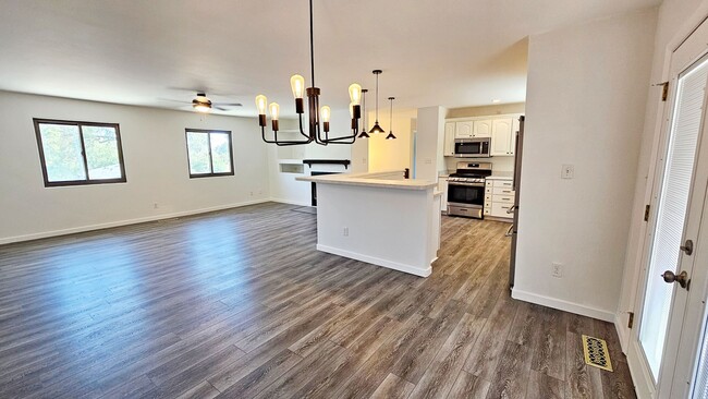 Building Photo - Beautiful 3 Bed, 2 Bath with a Bonus Room and Large Yard!