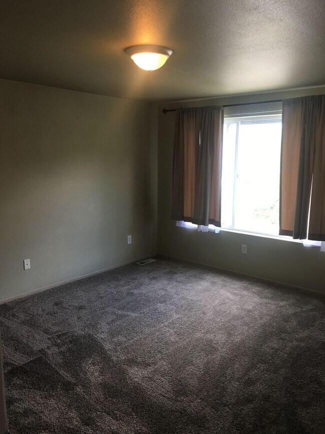 Building Photo - Cute 3 Bedroom House Near Lakeway