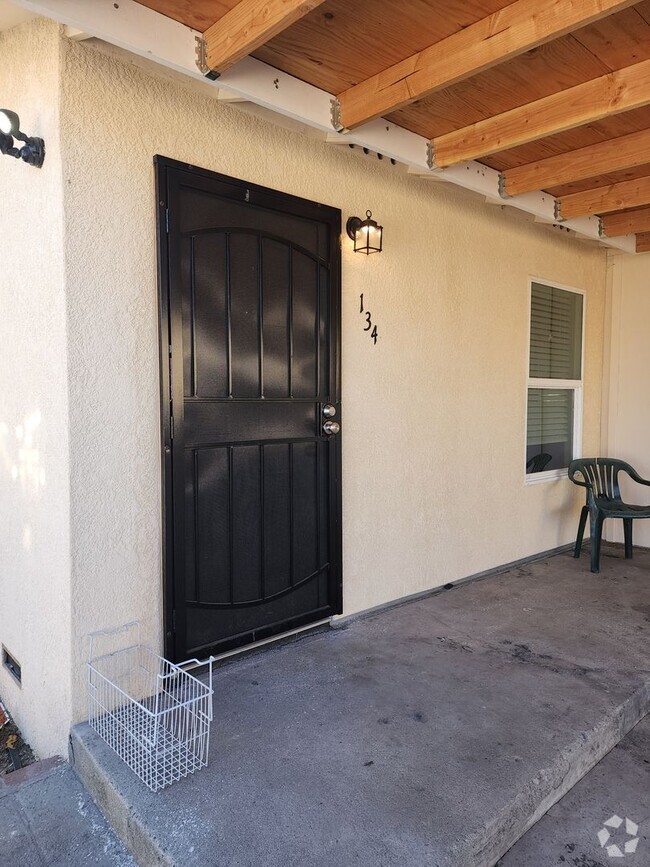 Building Photo - 2 Bedroom 1 Bath with Washer and Dryer Hoo...