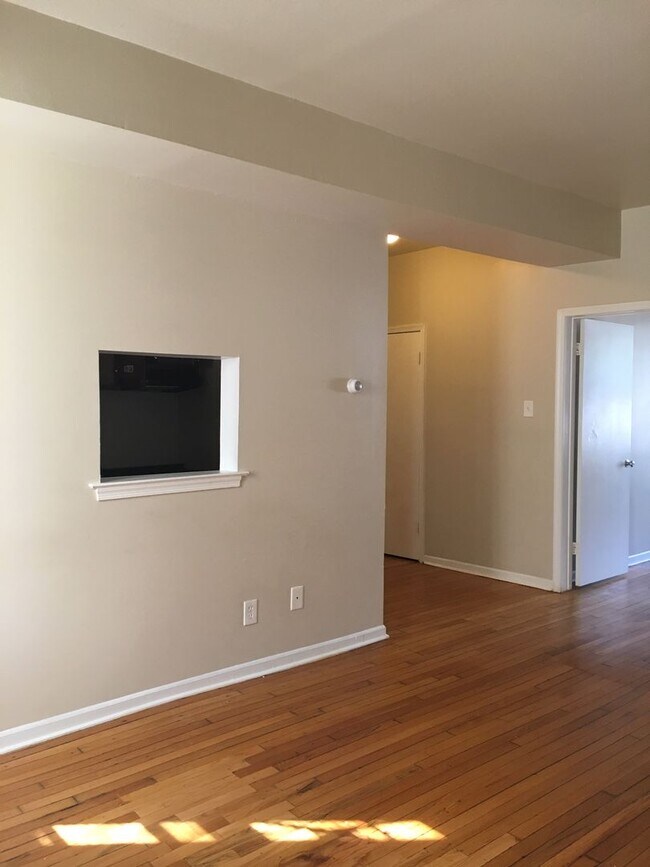 Building Photo - Spacious 2 Bed / 1 Bath Available July 10 | $1,625 | Pet Friendly + Free Storage