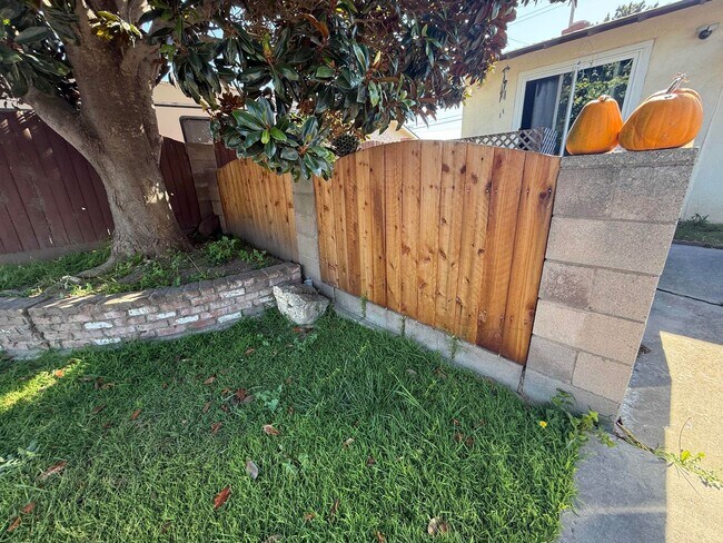 Building Photo - 1409 W Guava Ave