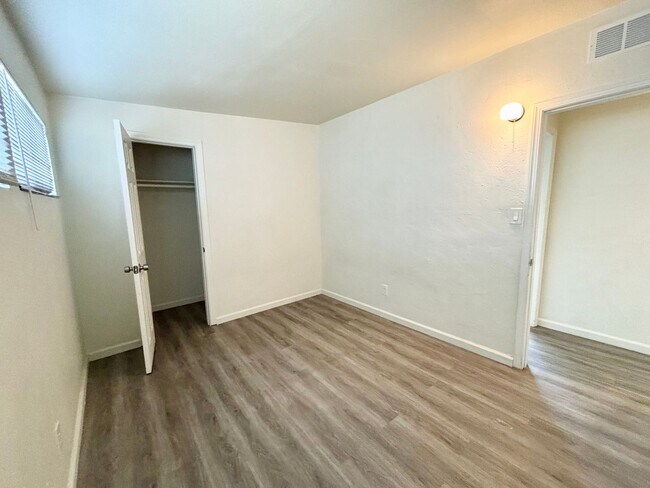 Building Photo - *718-720 Raven Street