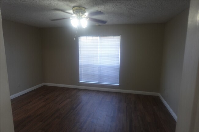 Building Photo - 3351 Deermoss Dr