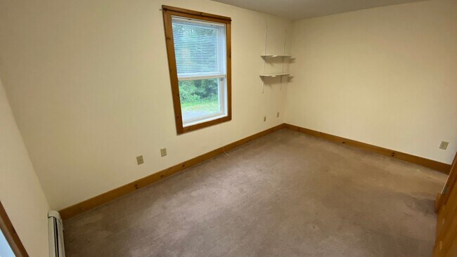 Building Photo - UNH Student Rental Available for the 2026-...