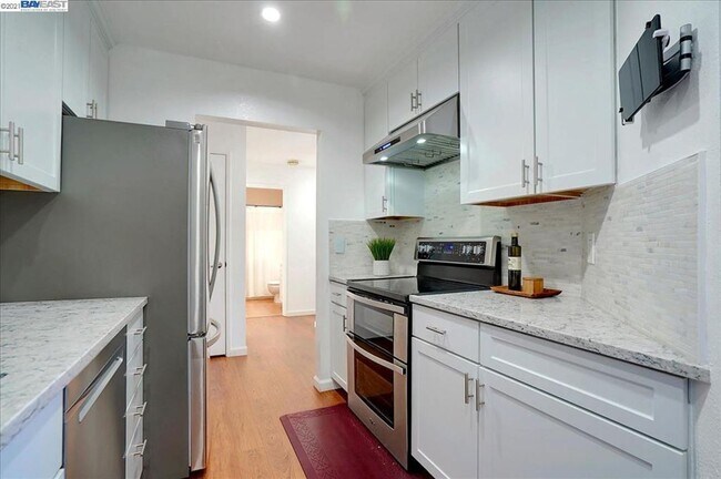 Building Photo - $2,990- GORGEOUS 2 BEDROOM CONDO IN CENTRA...
