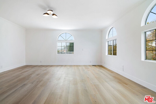 Building Photo - 6686 Drexel Ave