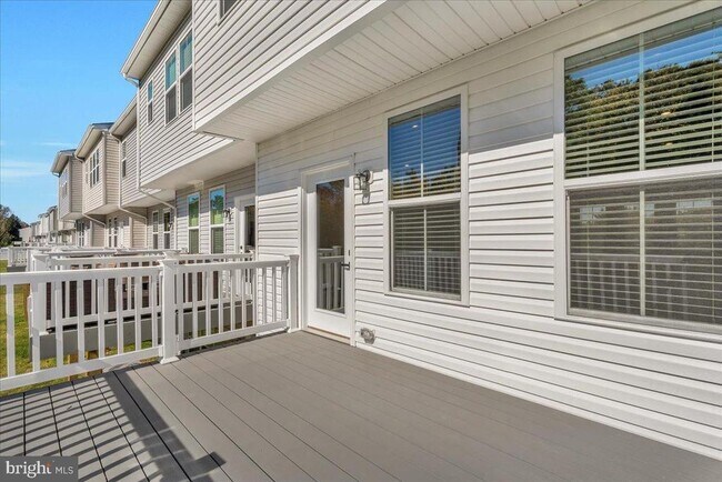 Building Photo - 76 SAND HILLS Dr