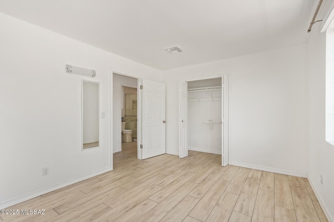 Building Photo - 434 S Vista Del Rio