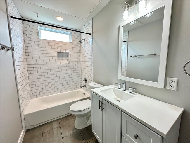 Building Photo - 225 N Everton St