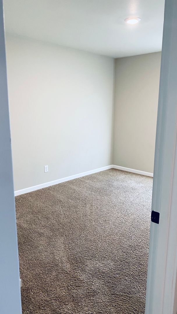 Building Photo - 5 Bedrooms and an Office Space!