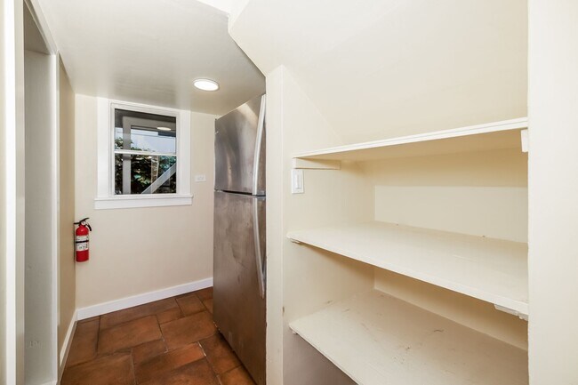 Building Photo - Available Northbrae Garden Cottage!