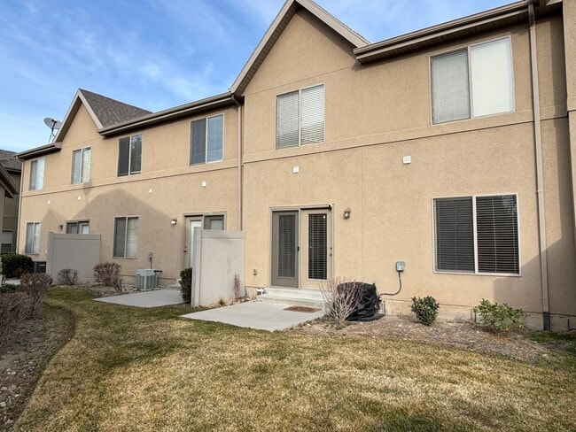 Building Photo - Lovely Townhome at Cottages on Ninth!