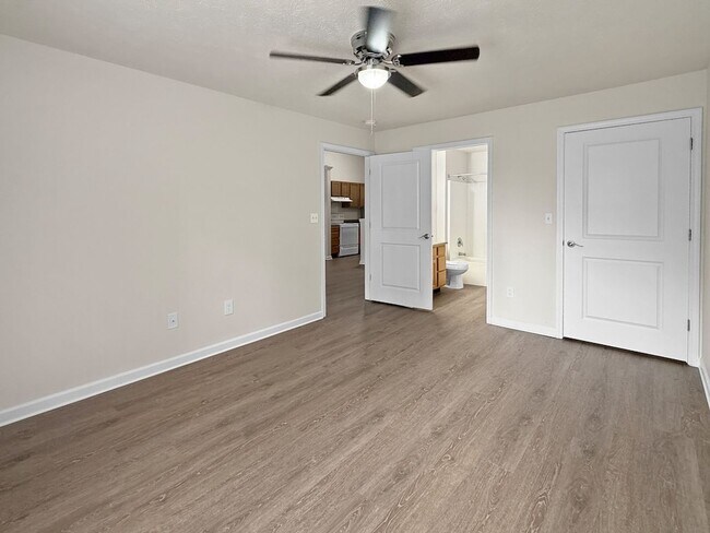 Building Photo - Grand Lakeside Escape: Spacious 3-Bedroom Retreat in Lakeshore Community