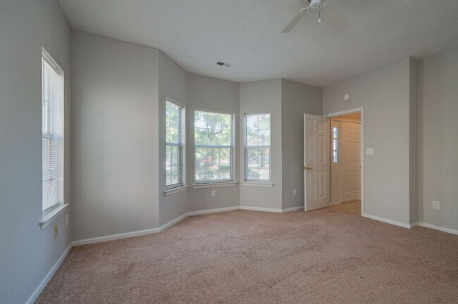 Building Photo - 1st Floor Primary Bedroom - Kiln Creek