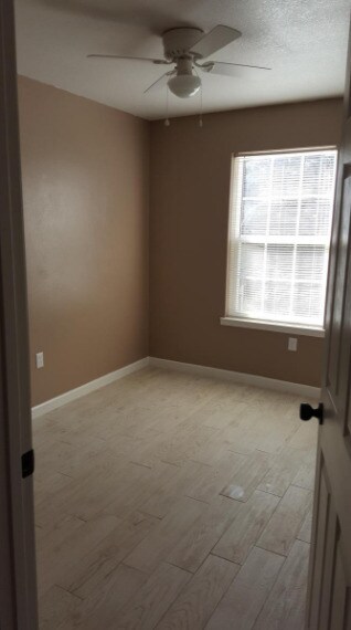 Building Photo - 943 Valley Rd