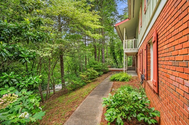 Building Photo - 3-Bedroom Home in North AVL with Studio an...