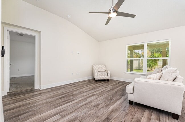 Building Photo - NEW!