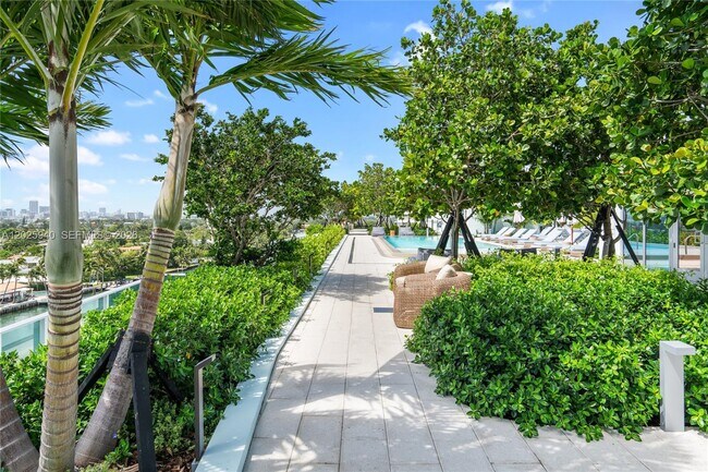 Building Photo - 9221 E Bay Harbor Dr