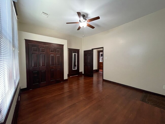 Building Photo - Great 4X2 Home Close to UT Campus