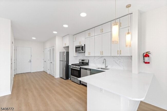 Building Photo - 321 E 3rd St