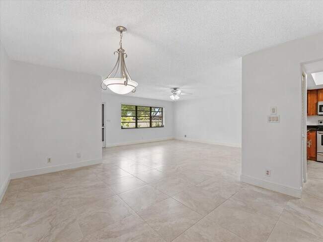 Building Photo - 1821 NE 40th Ct