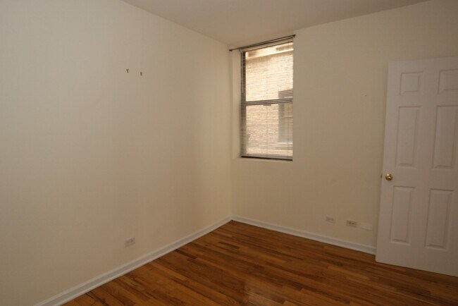 Building Photo - 922 W Dakin St