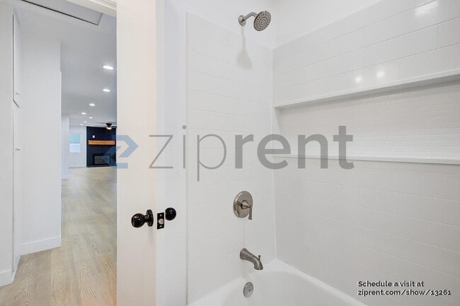 Building Photo - 2602 Deodar St