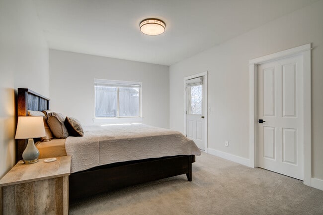 Building Photo - 32 E Clara Ct