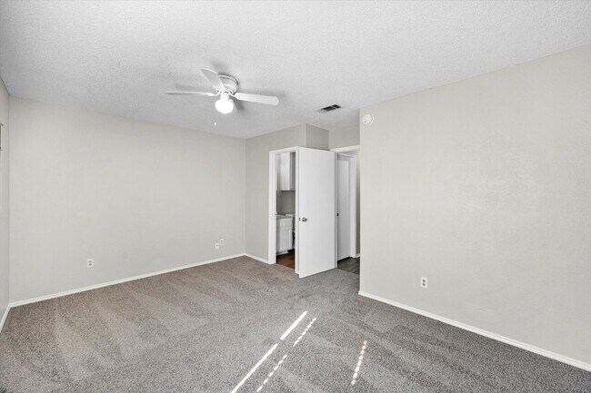 Building Photo - 606 Kings Way Dr