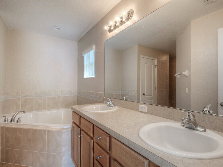 Building Photo - 8364 Greystone Dr