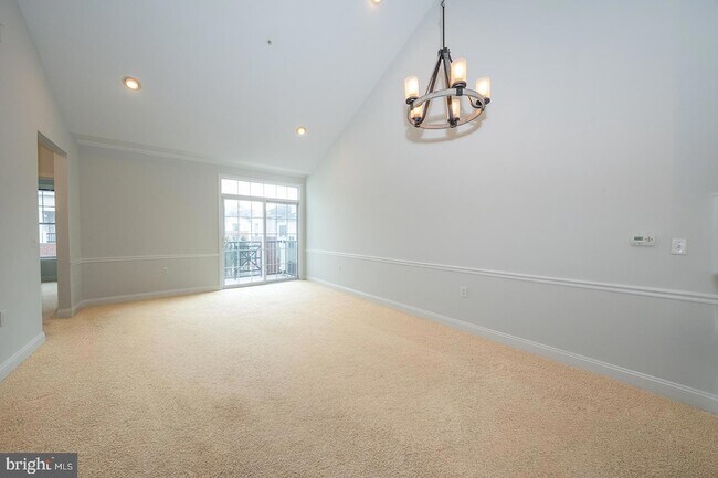 Building Photo - 300 W Elm St