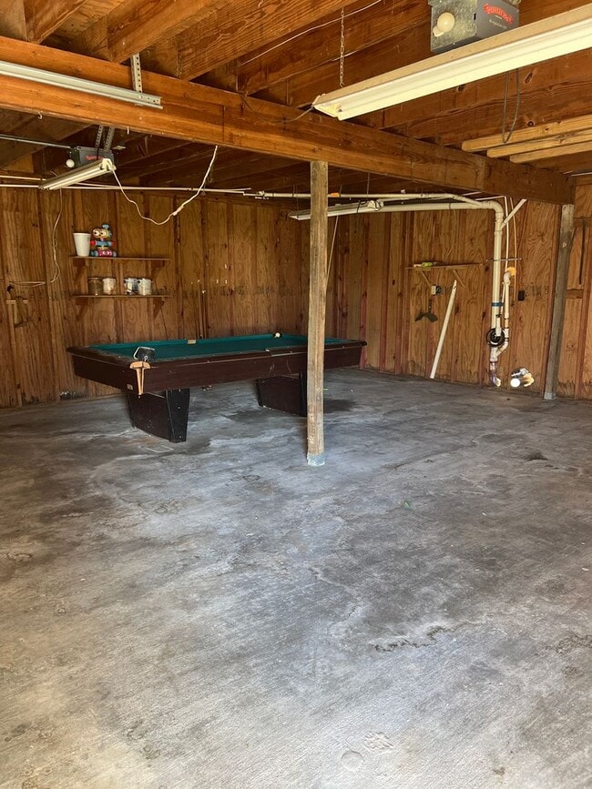 Building Photo - 2 bedroom home for lease with garage and a...